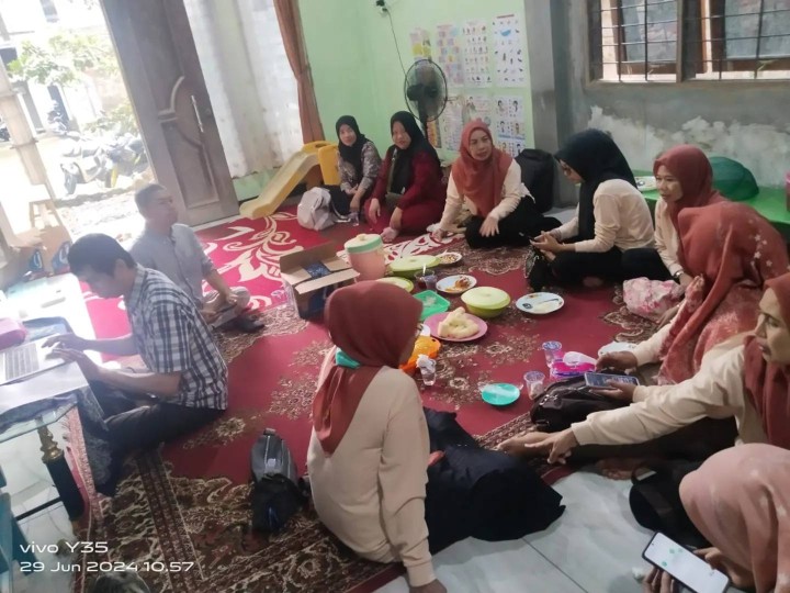 Sabtu, 29 Juni 2024 Gerakan serentak ayo ke posyandu yang diadakan serentak di seluruh posyandu di Kelurahan Karang Anyar. Turut hadir Lurah dengan didampingi Kasie Kesra, Babinsa, Bhabinkamtibmas, Ketua dan anggota PKK Karang Anyar.