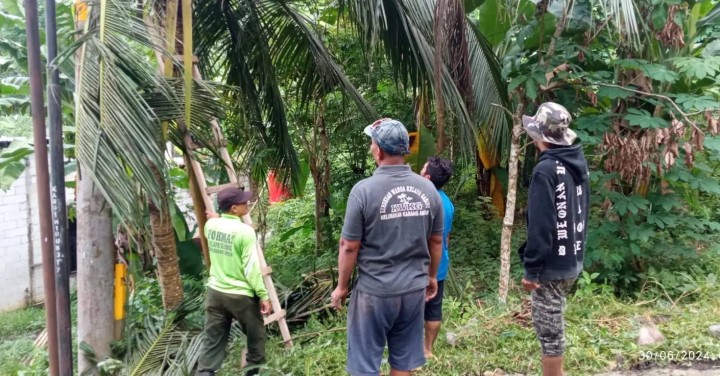 Minggu, 30 Juni 2024 Lurah beserta Kasie dan staf melakukan Peninjauan pelaksanaan Kegiatan kerja bakti di RT. 17, 19, 28, 32 dan 35 kelurahan karang anyar