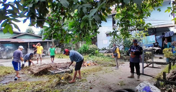 Minggu, 30 Juni 2024 Lurah beserta Kasie dan staf melakukan Peninjauan pelaksanaan Kegiatan kerja bakti di RT. 17, 19, 28, 32 dan 35 kelurahan karang anyar