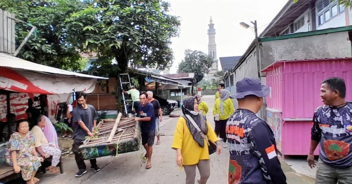 Minggu, 30 Juni 2024 Lurah beserta Kasie dan staf melakukan Peninjauan pelaksanaan Kegiatan kerja bakti di RT. 17, 19, 28, 32 dan 35 kelurahan karang anyar