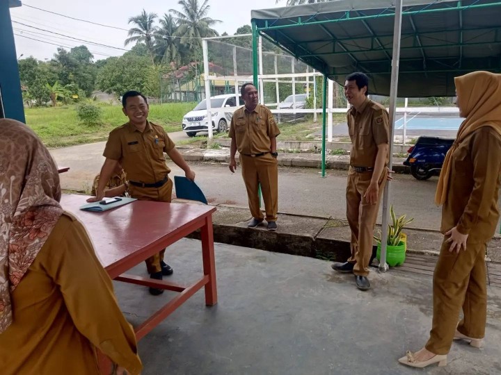 Senin, 01 Juli 2024 Peninjauan team Kecamatan Sungai Kunjang di RT 02 kelurahan Karang Anyar dalam rangka penilaian Probebaya Award tahun 2024. Hadir mendampingi Seklur, Kasie Ekobang, Kasie Kesar dan Staf Karang Anyar.