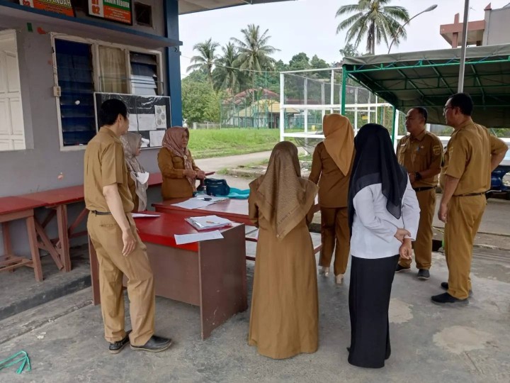 Senin, 01 Juli 2024 Peninjauan team Kecamatan Sungai Kunjang di RT 02 kelurahan Karang Anyar dalam rangka penilaian Probebaya Award tahun 2024. Hadir mendampingi Seklur, Kasie Ekobang, Kasie Kesar dan Staf Karang Anyar.