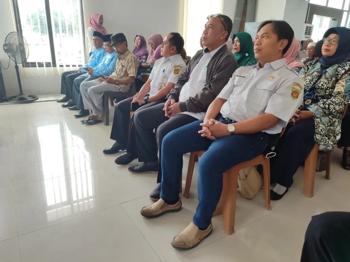 Rabu, 03 Juli 2024 Sekretaris Kelurahan Karang Anyar menghadiri Sosialisasi  Koordinasi Dan Sinkronisasi Pemantauan Dan Evaluasi Konsumsi Per Kapita Per Tahun yang diselenggarakan Dinas Ketahanan Pangan Dan Pertanian Kota Samarinda di Ruang Pertemuan Kelurahan Loa Bakung