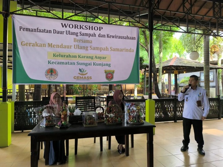 Rabu, 10 Juli 2024 Pembukaan pelatihan/workshop pemanfaatan daur ulang sampah dan kewirausahaan program probebaya kel. Karang anyar tahun 2024 yang dihadiri oleh Lurah dan Kasie Pemberdayaan Masyarakat Kel.Karang Anyar