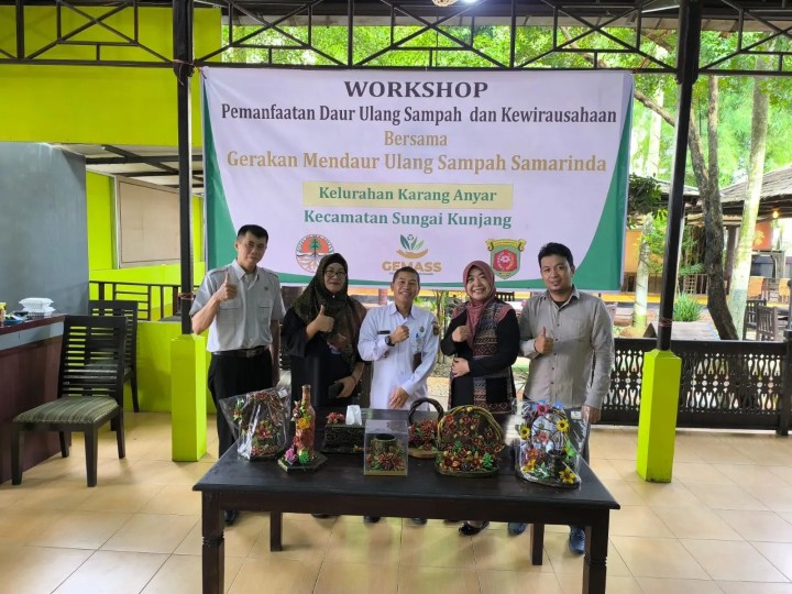 Rabu, 10 Juli 2024 Pembukaan pelatihan/workshop pemanfaatan daur ulang sampah dan kewirausahaan program probebaya kel. Karang anyar tahun 2024 yang dihadiri oleh Lurah dan Kasie Pemberdayaan Masyarakat Kel.Karang Anyar