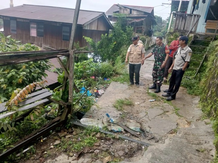 Selasa, 09 Juli 2024 Peninjauan laporan dari warga RT 12 kel. Karang Anyar terkait musibah bencana longsor di jl. Cendana gang amal, yang ditinjau langsung oleh tim Badan Penanggulangan Bencana Daerah Kota Samarinda dengan didampingi tim kelurahan Karang Anyar serta Babinsa kel. Karang anyar