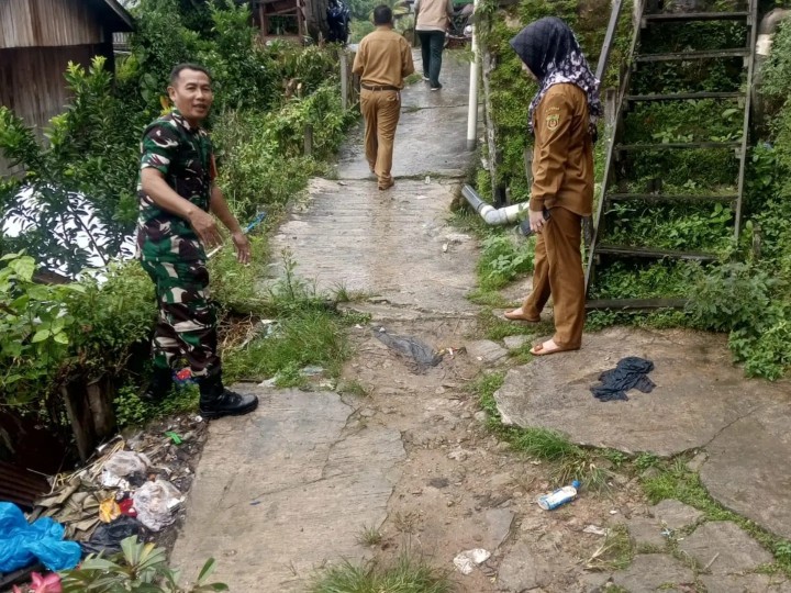 Selasa, 09 Juli 2024 Peninjauan laporan dari warga RT 12 kel. Karang Anyar terkait musibah bencana longsor di jl. Cendana gang amal, yang ditinjau langsung oleh tim Badan Penanggulangan Bencana Daerah Kota Samarinda dengan didampingi tim kelurahan Karang Anyar serta Babinsa kel. Karang anyar