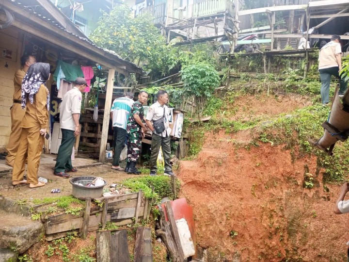 Selasa, 09 Juli 2024 Peninjauan laporan dari warga RT 12 kel. Karang Anyar terkait musibah bencana longsor di jl. Cendana gang amal, yang ditinjau langsung oleh tim Badan Penanggulangan Bencana Daerah Kota Samarinda dengan didampingi tim kelurahan Karang Anyar serta Babinsa kel. Karang anyar