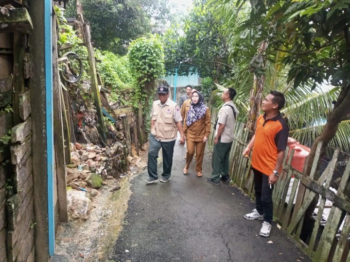 Selasa, 09 Juli 2024 Peninjauan laporan dari warga RT 12 kel. Karang Anyar terkait musibah bencana longsor di jl. Cendana gang amal, yang ditinjau langsung oleh tim Badan Penanggulangan Bencana Daerah Kota Samarinda dengan didampingi tim kelurahan Karang Anyar serta Babinsa kel. Karang anyar