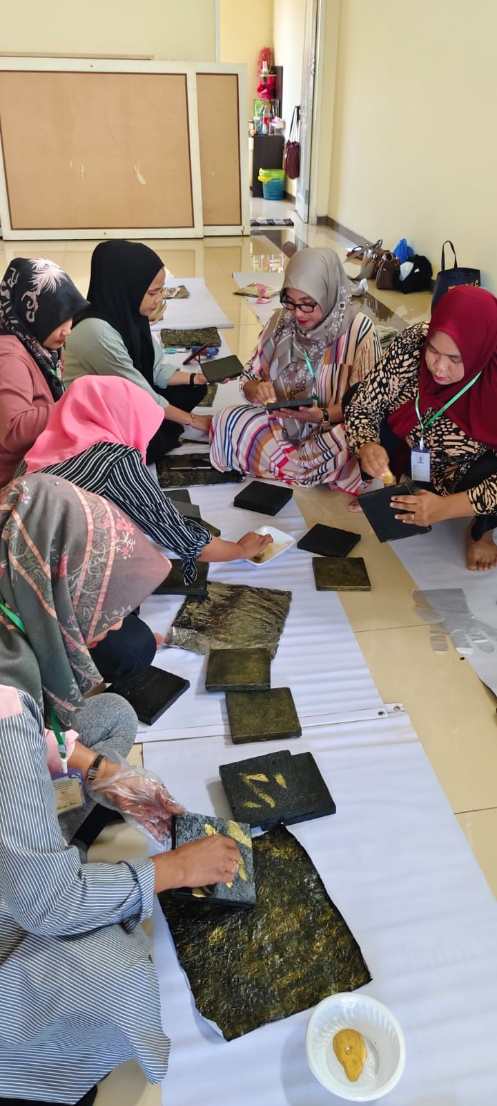 Jumat, 12 Juli 2024, Lurah beserta Staf menghadiri kegiatan Probebaya bidang Pemberdayaan untuk kegiatan Pelatihan Daur Sampah dan Kewirausahaan di Workshop Jalan Kadrie Oning yang diikuti oleh anggota Dasawisma Karang Anyar