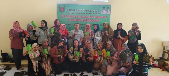 Jumat, 12 Juli 2024, Lurah beserta Staf menghadiri kegiatan Probebaya bidang Pemberdayaan untuk kegiatan Pelatihan Daur Sampah dan Kewirausahaan di Workshop Jalan Kadrie Oning yang diikuti oleh anggota Dasawisma Karang Anyar
