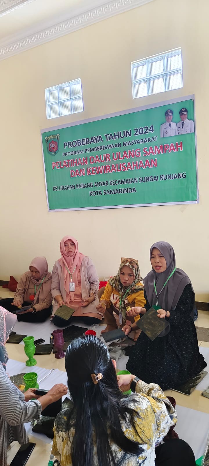 Jumat, 12 Juli 2024, Lurah beserta Staf menghadiri kegiatan Probebaya bidang Pemberdayaan untuk kegiatan Pelatihan Daur Sampah dan Kewirausahaan di Workshop Jalan Kadrie Oning yang diikuti oleh anggota Dasawisma Karang Anyar