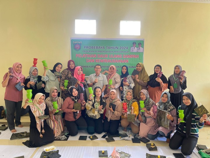 Jumat, 12 Juli 2024, Lurah beserta Staf menghadiri kegiatan Probebaya bidang Pemberdayaan untuk kegiatan Pelatihan Daur Sampah dan Kewirausahaan di Workshop Jalan Kadrie Oning yang diikuti oleh anggota Dasawisma Karang Anyar