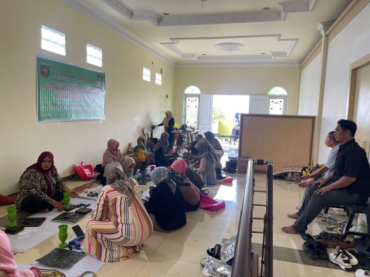 Jumat, 12 Juli 2024, Lurah beserta Staf menghadiri kegiatan Probebaya bidang Pemberdayaan untuk kegiatan Pelatihan Daur Sampah dan Kewirausahaan di Workshop Jalan Kadrie Oning yang diikuti oleh anggota Dasawisma Karang Anyar