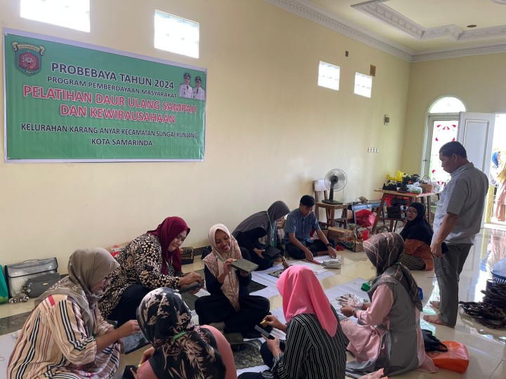 Jumat, 12 Juli 2024, Lurah beserta Staf menghadiri kegiatan Probebaya bidang Pemberdayaan untuk kegiatan Pelatihan Daur Sampah dan Kewirausahaan di Workshop Jalan Kadrie Oning yang diikuti oleh anggota Dasawisma Karang Anyar