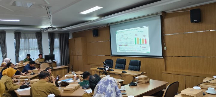 Senin, 15 Juli 2024, Lurah Karang Anyar menghadiri 2 acara  yaitu Rakor pembentukan Kecamatan Tangguh Bencana di Ruang Sambuyutan Balaikota dan Evaluasi serta monitoring pembagian beras bantuan di Ruang Rapat Mangkupalas Balaikota Samarinda