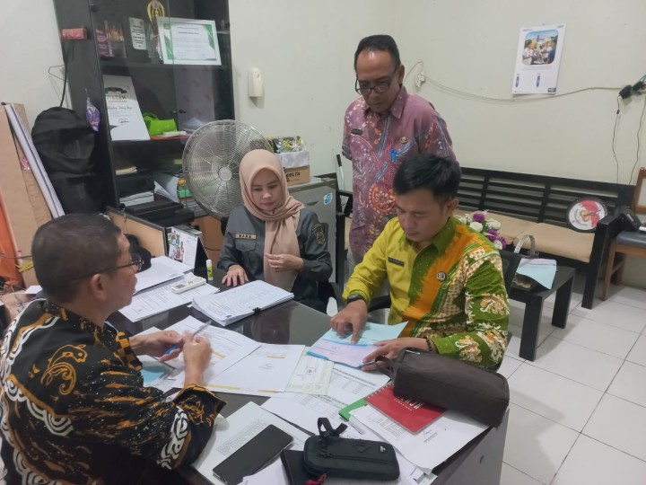 Selasa, 16 Juli 2024 Lurah dengan ditemani PPTK Probebaya bidang Sapras serta PPK Karang Anyar dan Pengawas Kegiatan Probebaya melakukan penyerahan dana kegiatan probebaya ke 3 pokmas yaitu Cendana, Kelapa Gading, Mekah sebesar Rp820.800.000