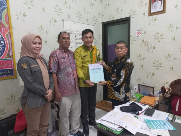 Selasa, 16 Juli 2024 Lurah dengan ditemani PPTK Probebaya bidang Sapras serta PPK Karang Anyar dan Pengawas Kegiatan Probebaya melakukan penyerahan dana kegiatan probebaya ke 3 pokmas yaitu Cendana, Kelapa Gading, Mekah sebesar Rp820.800.000