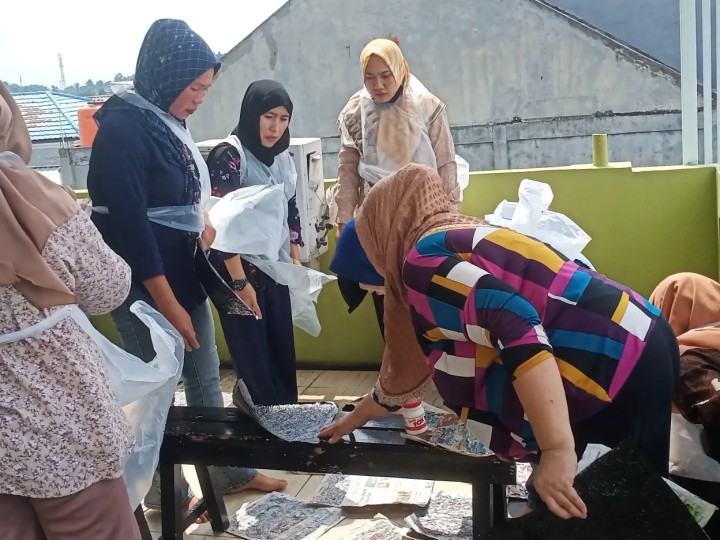 Jum'at, 19 Juli 2024 Pelatihan daur ulang sampah dan Kewirausahaan dalam Kegiatan probebaya program pemberdayaan masyarakat yang diikuti oleh Kelompok Dasawisma se Karang Anyar