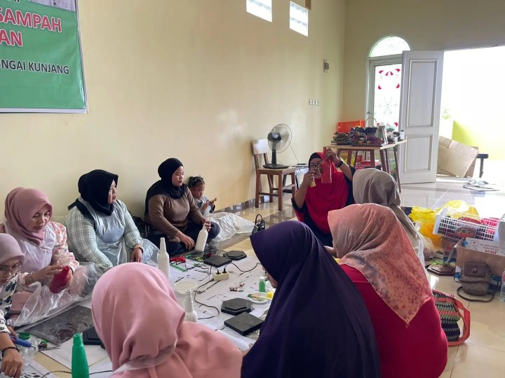 Jum'at, 19 Juli 2024 Pelatihan daur ulang sampah dan Kewirausahaan dalam Kegiatan probebaya program pemberdayaan masyarakat yang diikuti oleh Kelompok Dasawisma se Karang Anyar
