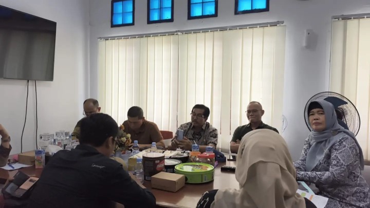 Jumat, 19 Juli 2024, Lurah Karang Anyar menghadiri Rakor kinerka keuangan TA 2024 Semester 1 di Kantor Kecamatan Sungai Kunjang