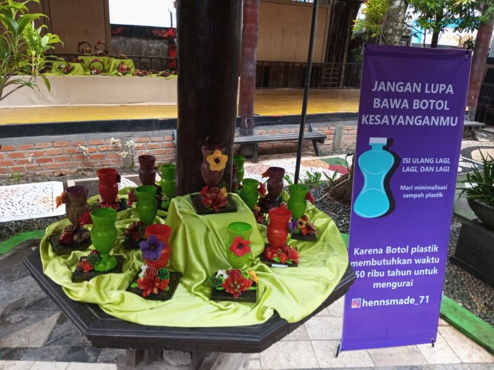 Senin, 22 Juli 2024 Acara Penutupan sekaligus Pameran hasil kegiatan Daur Ulang Sampah di Workshop CV.Sinar Intan di Jalan Kadrie Oning.  Kegiatan ini diikuti oleh Dasawisma se Karang Anyar dalam rangka kegiatan Probebaya bidang Pemberdayaan Masyarakat Tahun 2024.