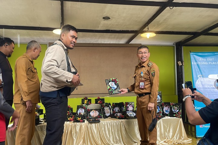 Senin, 22 Juli 2024 Acara Penutupan sekaligus Pameran hasil kegiatan Daur Ulang Sampah di Workshop CV.Sinar Intan di Jalan Kadrie Oning.  Kegiatan ini diikuti oleh Dasawisma se Karang Anyar dalam rangka kegiatan Probebaya bidang Pemberdayaan Masyarakat Tahun 2024.