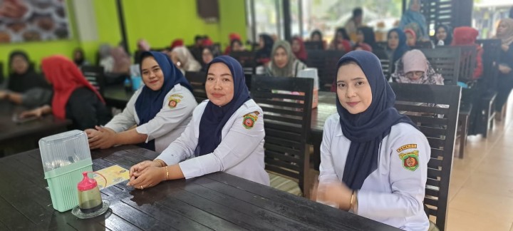 Senin, 22 Juli 2024 Acara Penutupan sekaligus Pameran hasil kegiatan Daur Ulang Sampah di Workshop CV.Sinar Intan di Jalan Kadrie Oning.  Kegiatan ini diikuti oleh Dasawisma se Karang Anyar dalam rangka kegiatan Probebaya bidang Pemberdayaan Masyarakat Tahun 2024.