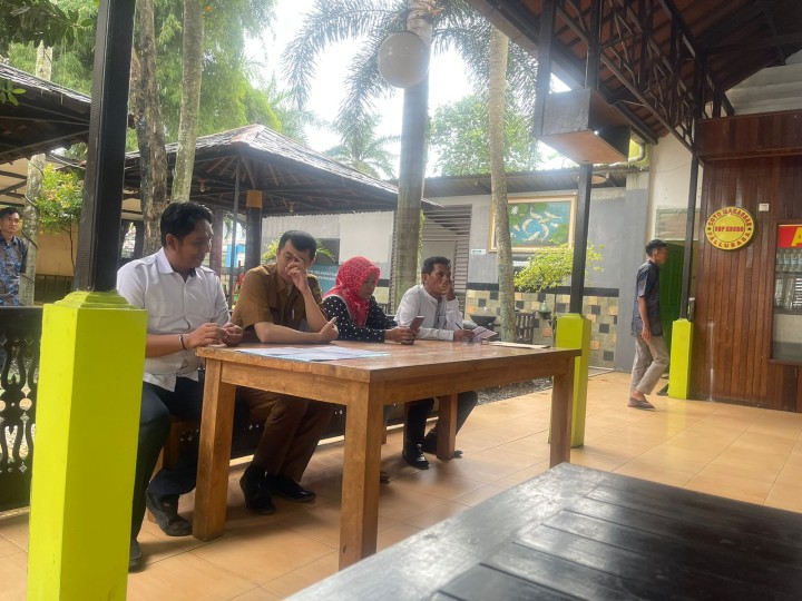 Senin, 22 Juli 2024 Acara Penutupan sekaligus Pameran hasil kegiatan Daur Ulang Sampah di Workshop CV.Sinar Intan di Jalan Kadrie Oning.  Kegiatan ini diikuti oleh Dasawisma se Karang Anyar dalam rangka kegiatan Probebaya bidang Pemberdayaan Masyarakat Tahun 2024.