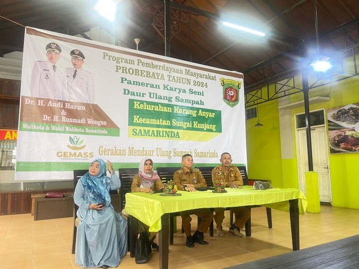 Senin, 22 Juli 2024 Acara Penutupan sekaligus Pameran hasil kegiatan Daur Ulang Sampah di Workshop CV.Sinar Intan di Jalan Kadrie Oning.  Kegiatan ini diikuti oleh Dasawisma se Karang Anyar dalam rangka kegiatan Probebaya bidang Pemberdayaan Masyarakat Tahun 2024.