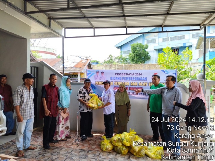 Rabu, 24 Juli 2024, Kegiatan Probebaya bidang Pemberdayaan Masyarakat berupa pembagian bantuan sembako kepada warga kurang mampu di RT.028 dan 035 dan dihadiri oleh Lurah, Ketua RT.028 & 035, Ketua Pokmas Meranti-kahoi, Pengawas Probebaya dan warga