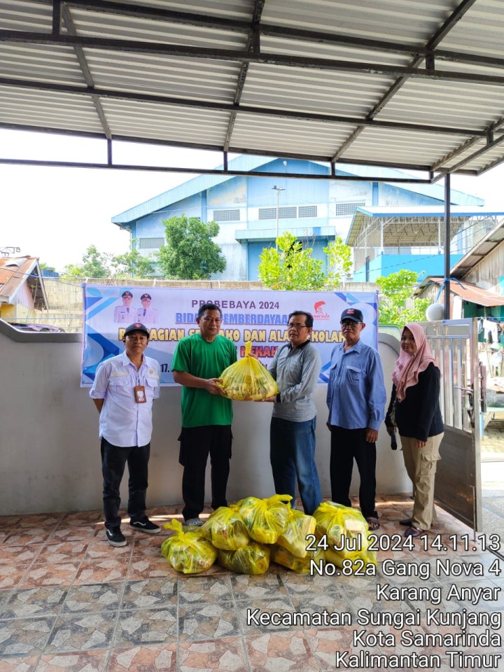 Rabu, 24 Juli 2024, Kegiatan Probebaya bidang Pemberdayaan Masyarakat berupa pembagian bantuan sembako kepada warga kurang mampu di RT.028 dan 035 dan dihadiri oleh Lurah, Ketua RT.028 & 035, Ketua Pokmas Meranti-kahoi, Pengawas Probebaya dan warga