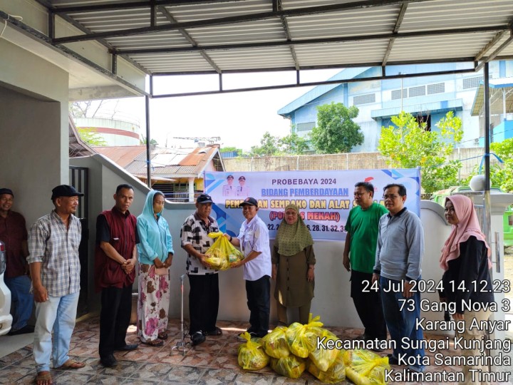 Rabu, 24 Juli 2024, Kegiatan Probebaya bidang Pemberdayaan Masyarakat berupa pembagian bantuan sembako kepada warga kurang mampu di RT.028 dan 035 dan dihadiri oleh Lurah, Ketua RT.028 & 035, Ketua Pokmas Meranti-kahoi, Pengawas Probebaya dan warga