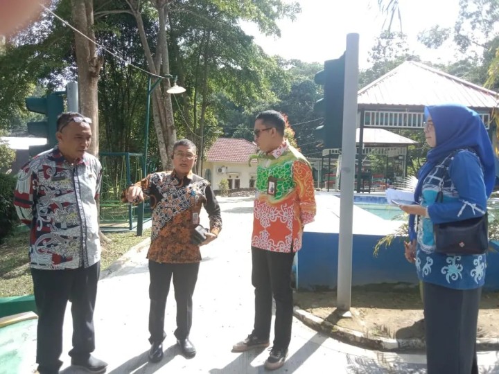 Kamis, 25 Juli 2024 Kunjungan dari Bank Samarinda ke Taman Llau Lintas Letj.MT. Haryono dan ke RT.002 Jln.MT. Haryono yang didampingi langsung oleh Lurah dan Sekretaris Kelurahan Karang Anyar