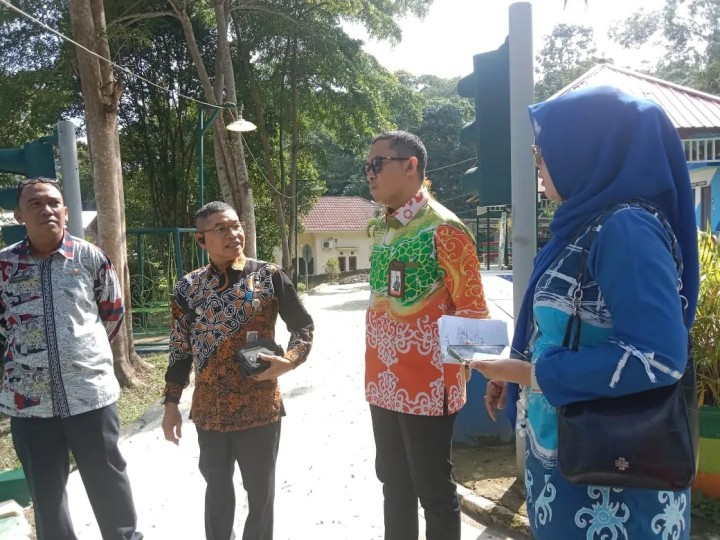 Kamis, 25 Juli 2024 Kunjungan dari Bank Samarinda ke Taman Llau Lintas Letj.MT. Haryono dan ke RT.002 Jln.MT. Haryono yang didampingi langsung oleh Lurah dan Sekretaris Kelurahan Karang Anyar
