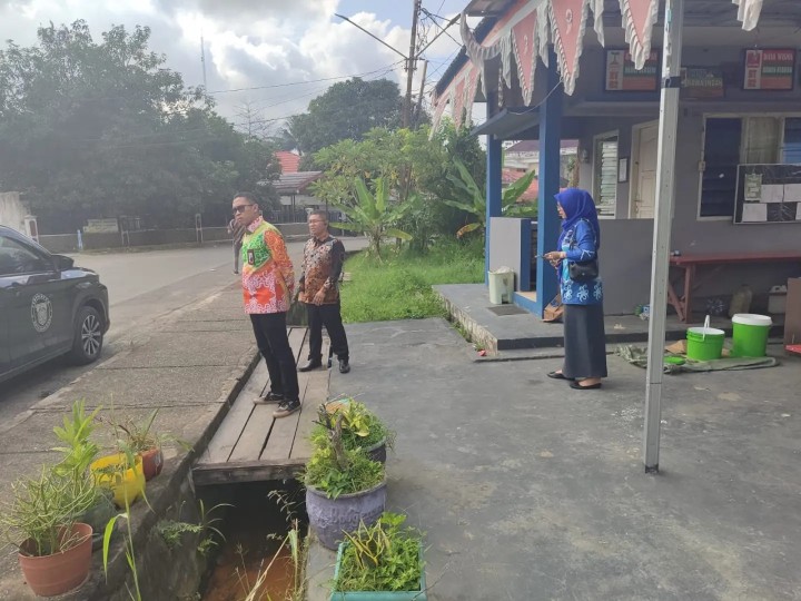 Kamis, 25 Juli 2024 Kunjungan dari Bank Samarinda ke Taman Llau Lintas Letj.MT. Haryono dan ke RT.002 Jln.MT. Haryono yang didampingi langsung oleh Lurah dan Sekretaris Kelurahan Karang Anyar