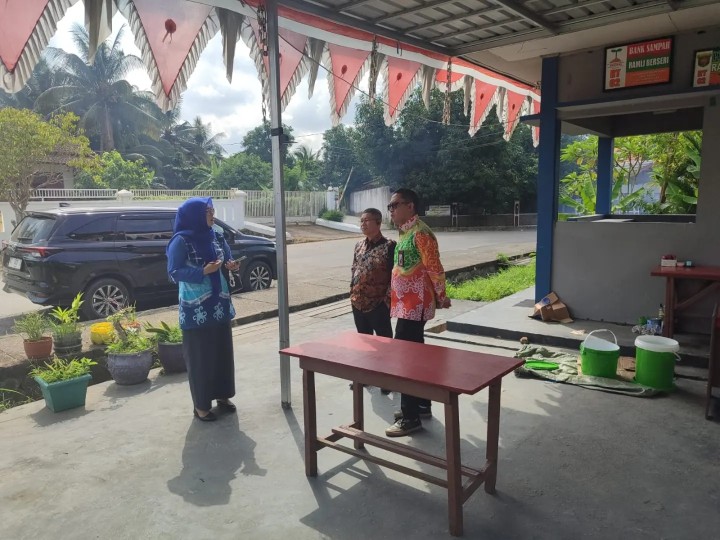Kamis, 25 Juli 2024 Kunjungan dari Bank Samarinda ke Taman Llau Lintas Letj.MT. Haryono dan ke RT.002 Jln.MT. Haryono yang didampingi langsung oleh Lurah dan Sekretaris Kelurahan Karang Anyar
