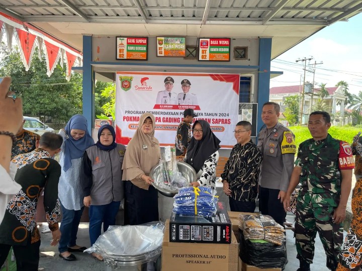 Sabtu, 27 juli 2024 Acara penyerahan  secara simbolis bantuan paket sembako dan perlengkapan sekolah anak yang diadakan pokmas gading kelurahan karang anyar pada kegiatan probebaya program pemberdayaan masyarakat tahun 2024 yang dihadiri camat sungai kunjang beserta lurah karang anyar beserta jajaran staf kelurahan karang anyar
