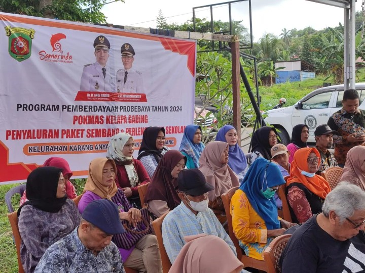 Sabtu, 27 juli 2024 Acara penyerahan  secara simbolis bantuan paket sembako dan perlengkapan sekolah anak yang diadakan pokmas gading kelurahan karang anyar pada kegiatan probebaya program pemberdayaan masyarakat tahun 2024 yang dihadiri camat sungai kunjang beserta lurah karang anyar beserta jajaran staf kelurahan karang anyar