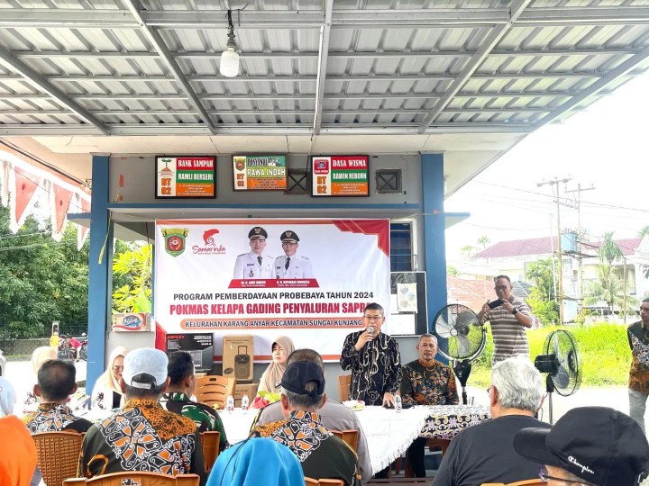 Sabtu, 27 juli 2024 Acara penyerahan  secara simbolis bantuan paket sembako dan perlengkapan sekolah anak yang diadakan pokmas gading kelurahan karang anyar pada kegiatan probebaya program pemberdayaan masyarakat tahun 2024 yang dihadiri camat sungai kunjang beserta lurah karang anyar beserta jajaran staf kelurahan karang anyar