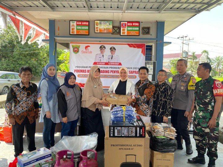 Sabtu, 27 juli 2024 Acara penyerahan  secara simbolis bantuan paket sembako dan perlengkapan sekolah anak yang diadakan pokmas gading kelurahan karang anyar pada kegiatan probebaya program pemberdayaan masyarakat tahun 2024 yang dihadiri camat sungai kunjang beserta lurah karang anyar beserta jajaran staf kelurahan karang anyar