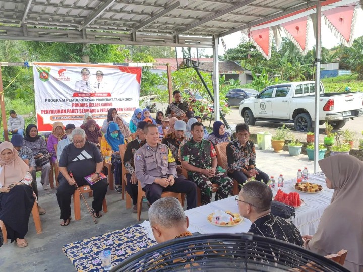 Sabtu, 27 juli 2024 Acara penyerahan  secara simbolis bantuan paket sembako dan perlengkapan sekolah anak yang diadakan pokmas gading kelurahan karang anyar pada kegiatan probebaya program pemberdayaan masyarakat tahun 2024 yang dihadiri camat sungai kunjang beserta lurah karang anyar beserta jajaran staf kelurahan karang anyar