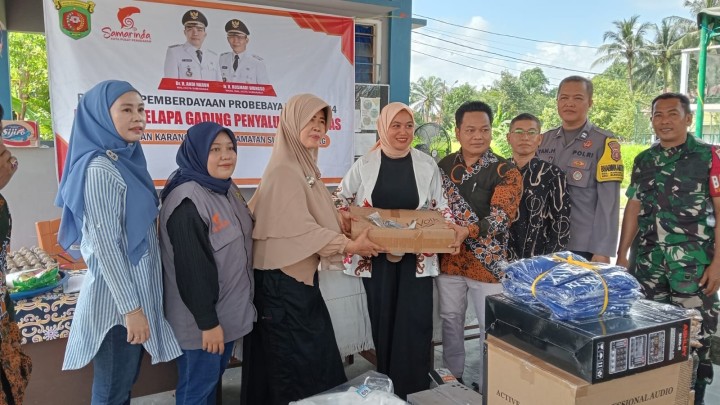 Sabtu, 27 Juli 2024 acara penyerahan secara simbolis untuk penyerahan barang Sapras untuk Pokmas Kelapa Gading dalam program Probebaya TA 2024. Acara dihadiri oleh Camat  Sungai Kunjang-Dwi Siti Noorbayah, Lurah, Seklur, Kasie Ekobang, Staf, Pengawas Probebaya, Para Ketua RT, Babinsa, Bhabinkamtibmas Karang Anyar dan warga penerima di Jalan MT. Haryono RT.002