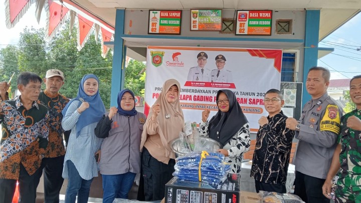 Sabtu, 27 Juli 2024 acara penyerahan secara simbolis untuk penyerahan barang Sapras untuk Pokmas Kelapa Gading dalam program Probebaya TA 2024. Acara dihadiri oleh Camat  Sungai Kunjang-Dwi Siti Noorbayah, Lurah, Seklur, Kasie Ekobang, Staf, Pengawas Probebaya, Para Ketua RT, Babinsa, Bhabinkamtibmas Karang Anyar dan warga penerima di Jalan MT. Haryono RT.002