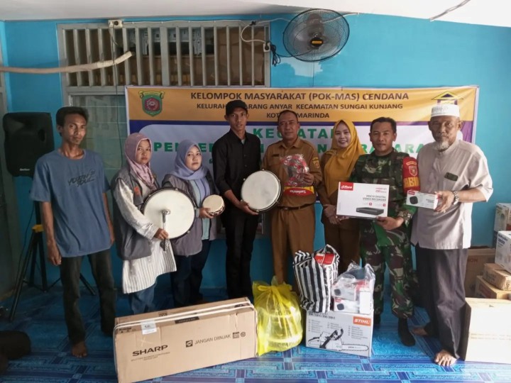 Senin, 29 Juli 2024. Acara Serah terima barang pengadaan program sarana dan prasarana kegiatan probebaya tahun 2024 pokmas cendana di Jalan Cendana RT.009  yang dihadiri Sekretaris Kelurahan karang anyar bersama Kasie Ekobang, Pengawas program Probebaya  dan Babinsa kel. Karang anyar