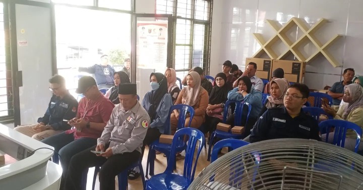Sabtu, 03 Agustus 2024 Acara rapat pleno DPHP Pilkada tahun 2024 yang di selenggarakan oleh PPS Karang Anyar pada jam 09.00 Wita bertempat di Ruang pertemuan Kelurahan Karang Anyar. Hadir pafda acara tersebut adalah Lurah, Bhabinkamtibmas, Ketua dan Anggota PPS, Sekretaris dan anggota Sekretariat PPS Karang Anyar serta tamu undangan dari Kecamatan, Panwas Pemilu, Tokoh Masyarakat dan Ketua RT