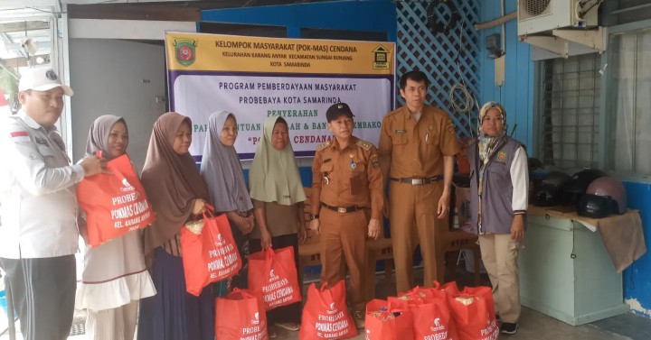 Selasa, 06 Agustus 2024  Penyerahan bantuan paket sembako sebesar Rp58.500.000 dan perlengkapan anak sekolah sebesar Rp32.400.000 Pokmas Cendana kegiatan probebaya tahun 2024  Program Pemberdayaan Masyarakat Kelurahan Karang Anyar. Kegiatan ini dilaksanakan di Jalan Cendana Komp.PDAM RT.007 dan dihadiri Lurah, Kasie Kesra, Pengawas Probebaya, Bhabinbkamtibmas, Ketua RT yang tergabung dalam Pokmas Cendana serta warga penerima bantuan