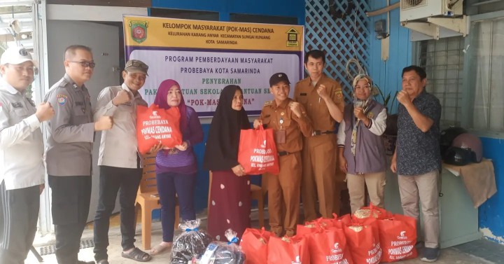 Selasa, 06 Agustus 2024  Penyerahan bantuan paket sembako sebesar Rp58.500.000 dan perlengkapan anak sekolah sebesar Rp32.400.000 Pokmas Cendana kegiatan probebaya tahun 2024  Program Pemberdayaan Masyarakat Kelurahan Karang Anyar. Kegiatan ini dilaksanakan di Jalan Cendana Komp.PDAM RT.007 dan dihadiri Lurah, Kasie Kesra, Pengawas Probebaya, Bhabinbkamtibmas, Ketua RT yang tergabung dalam Pokmas Cendana serta warga penerima bantuan