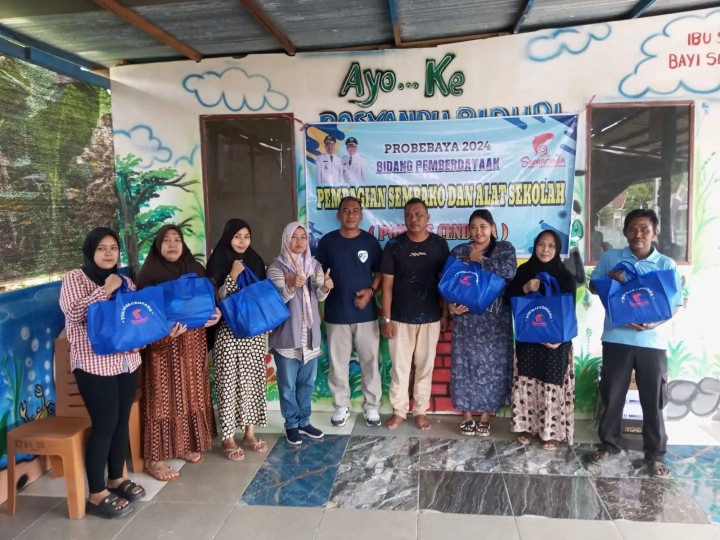 Kamis, 08 Agustus 2024 Penyerahan bantuan Paket Sembako dan perlengkapan sekolah anak Program Probebaya Bidang Pemberdayaan Masyarakat oleh Pokmas Cendana  di Jalan Cendana. Kegiatan ini dihadiri oleh Lurah, Seklur, warga Cendana dan pengurus Pokmas Cendana.