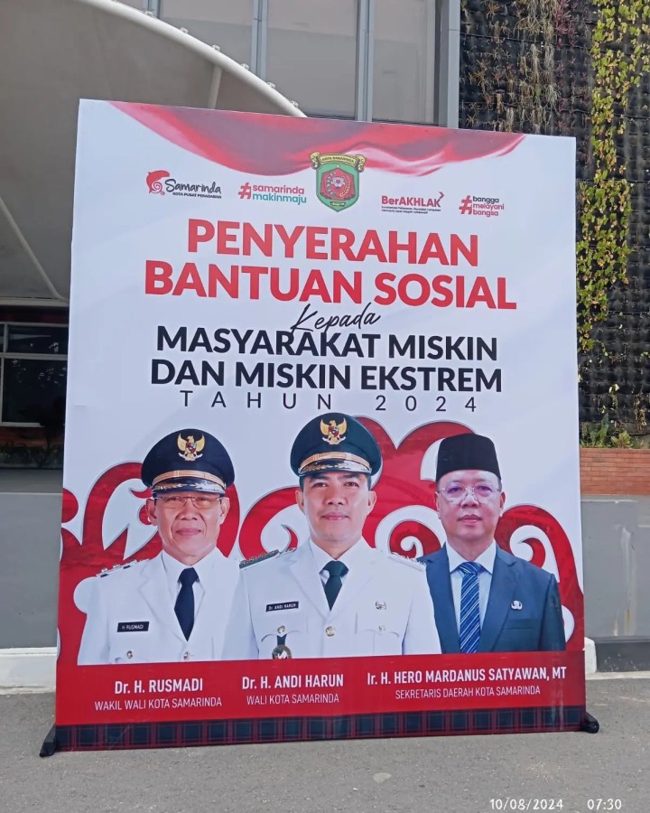 Sabtu, 10 Agustus 2024 Lurah menghadiri kegiatan Lapangan Balaikota Samarinda yaitu Acara penyerahan bantuan sosial kepada masyarakat miskin dan miskin ekstreme di kota Samarinda tahun 2024